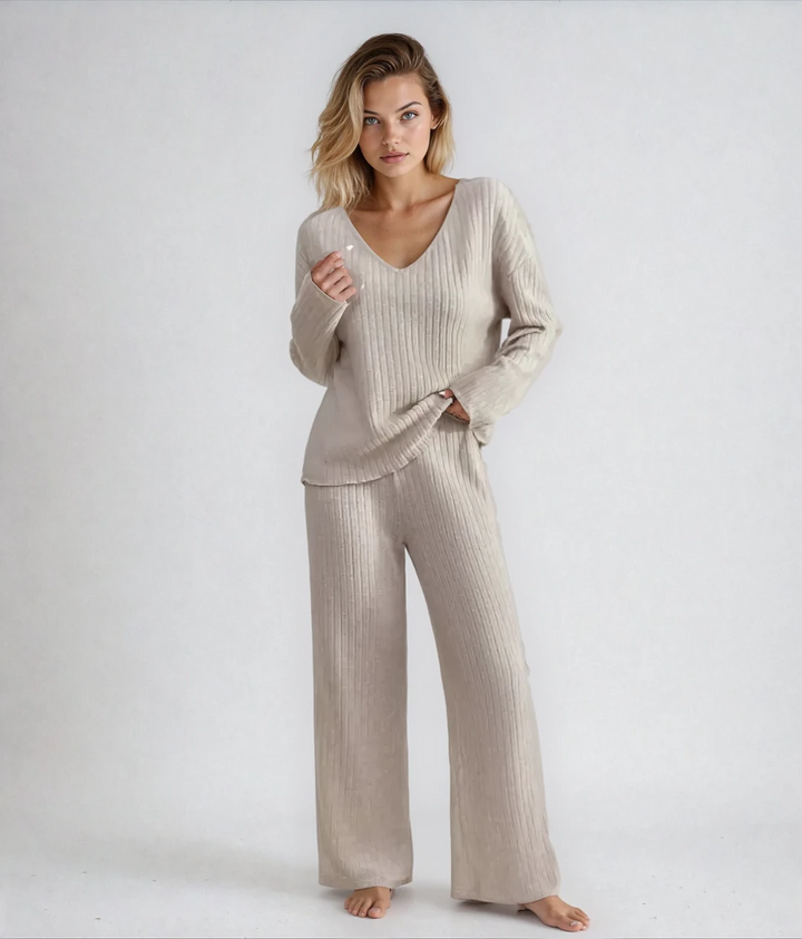 VIVIENNE | Two-piece set with straight-leg pants and a V-neck top