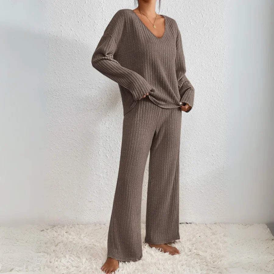VIVIENNE | Two-piece set with straight-leg pants and a V-neck top