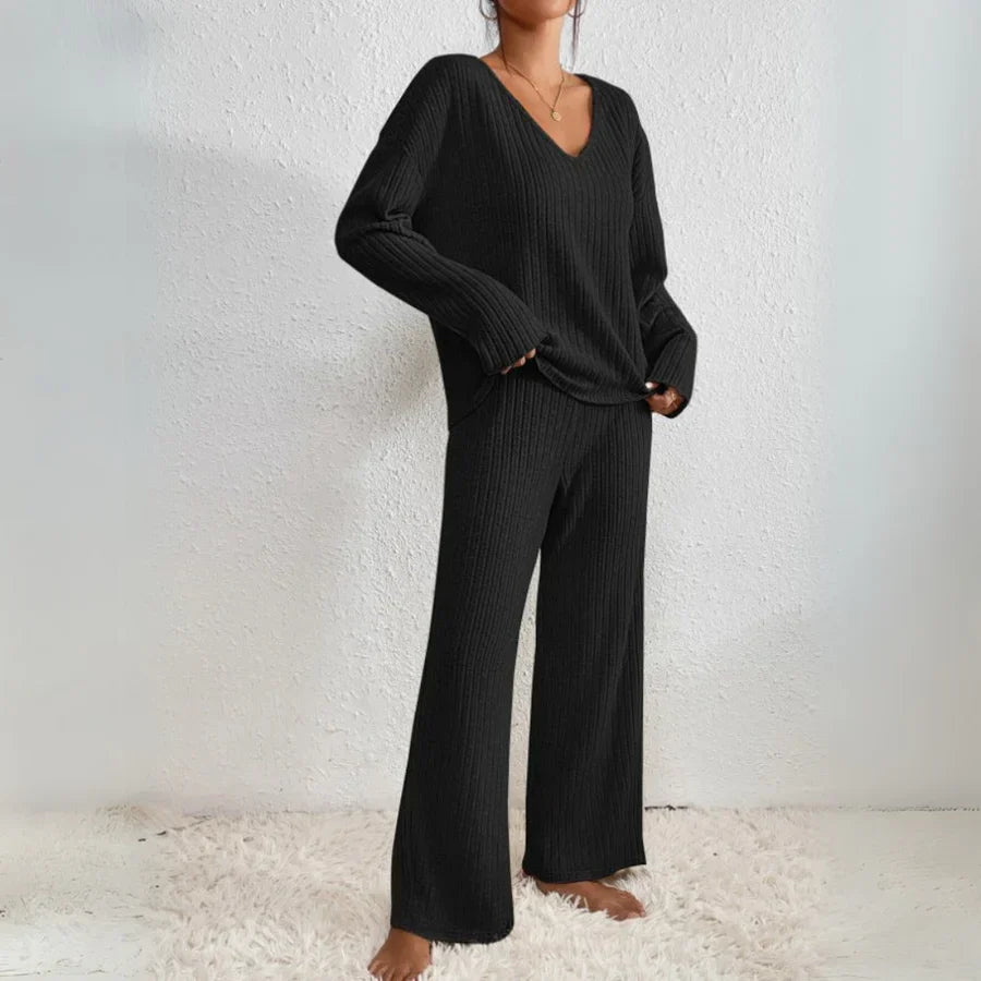 VIVIENNE | Two-piece set with straight-leg pants and a V-neck top