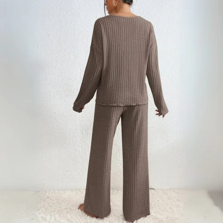 VIVIENNE | Two-piece set with straight-leg pants and a V-neck top