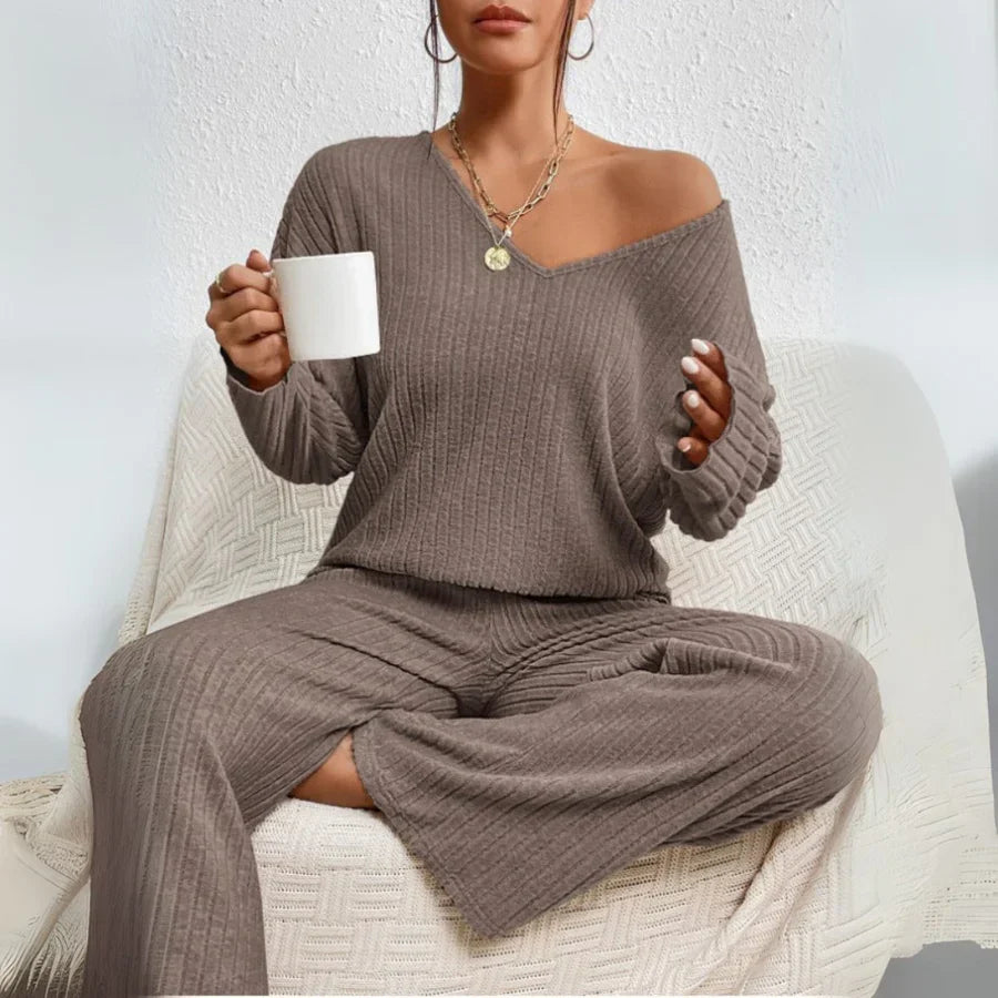 VIVIENNE | Two-piece set with straight-leg pants and a V-neck top