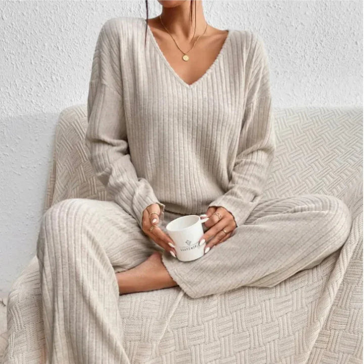 VIVIENNE | Two-piece set with straight-leg pants and a V-neck top