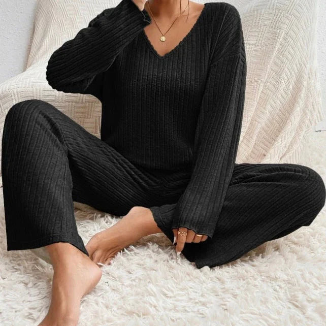 VIVIENNE | Two-piece set with straight-leg pants and a V-neck top