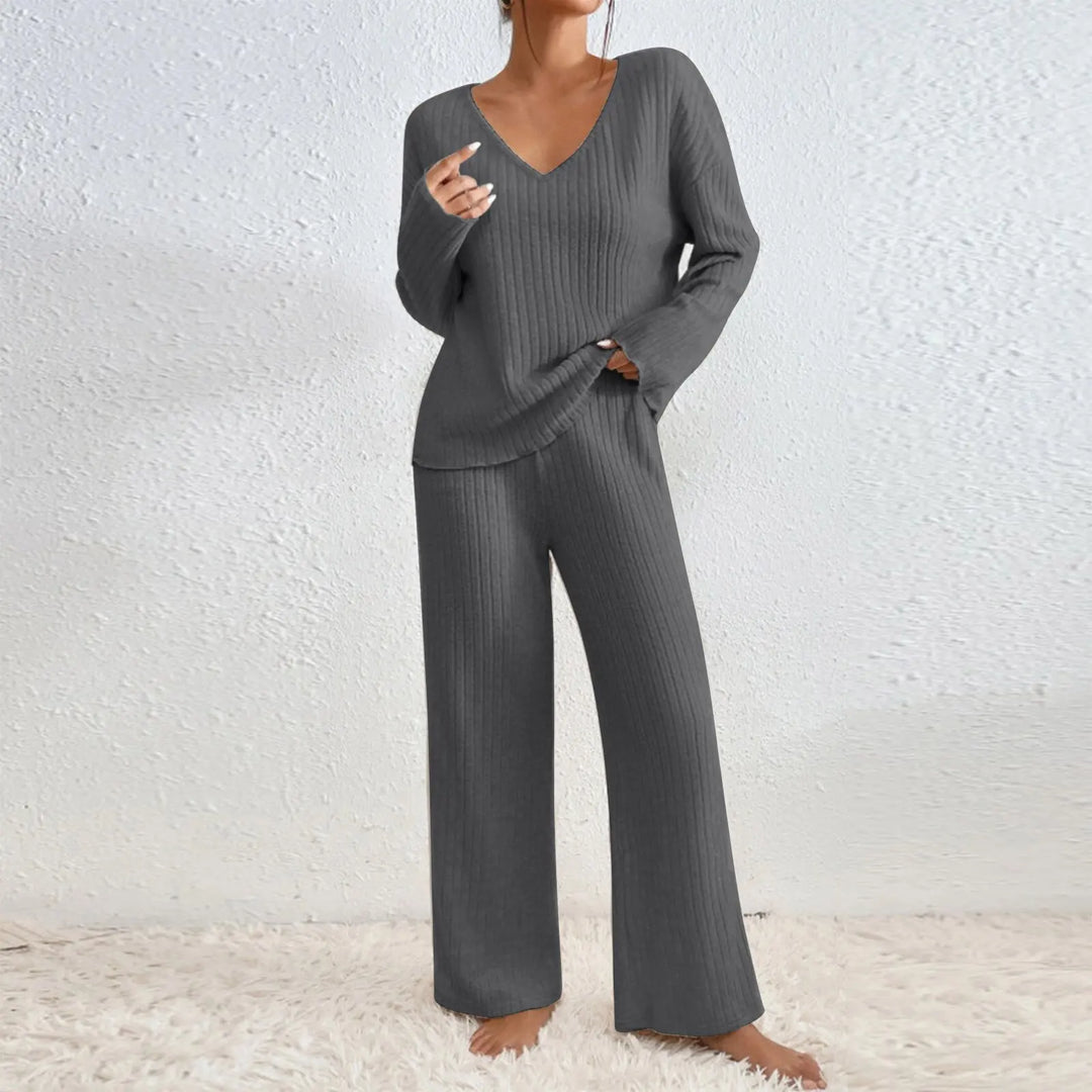 VIVIENNE | Two-piece set with straight-leg pants and a V-neck top