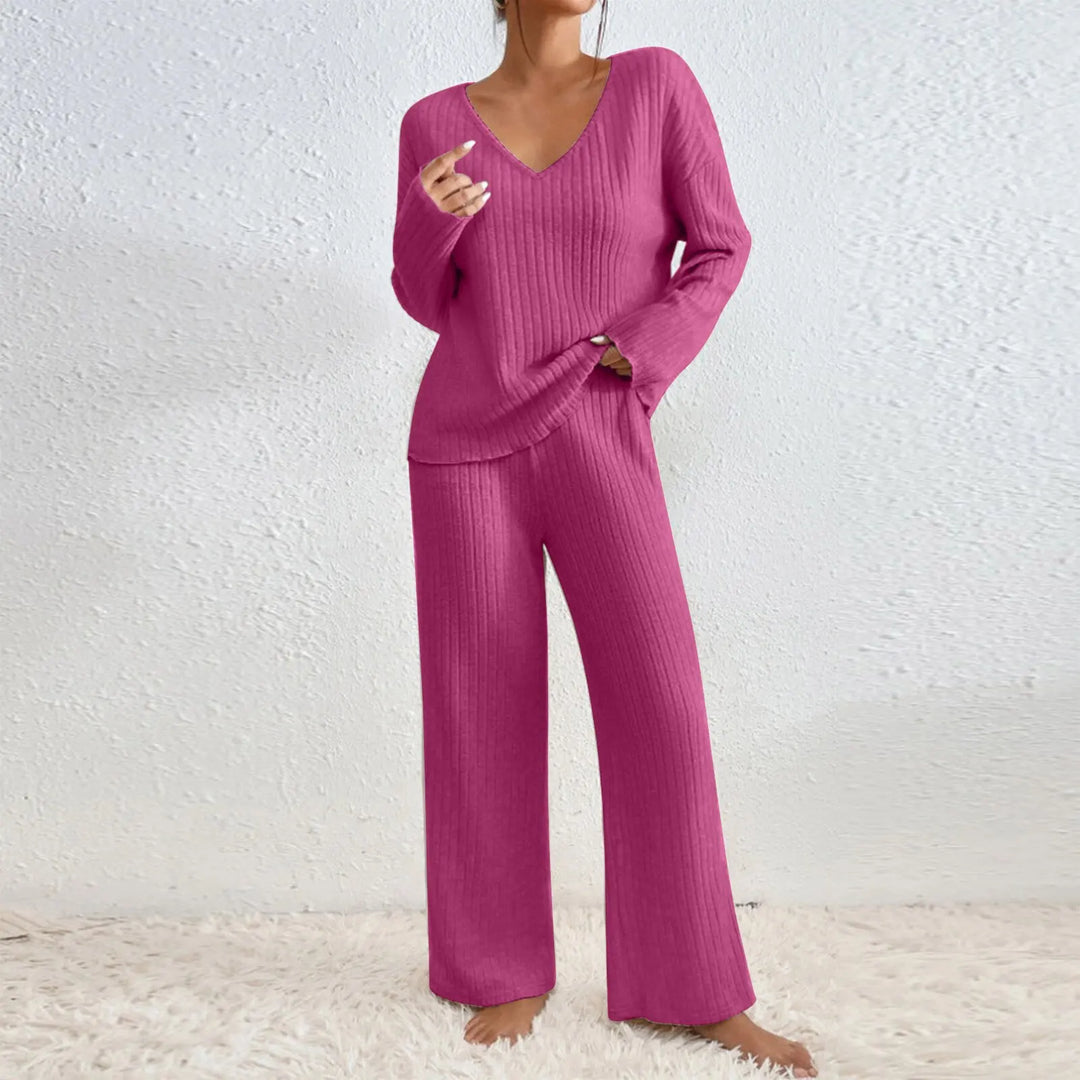 VIVIENNE | Two-piece set with straight-leg pants and a V-neck top