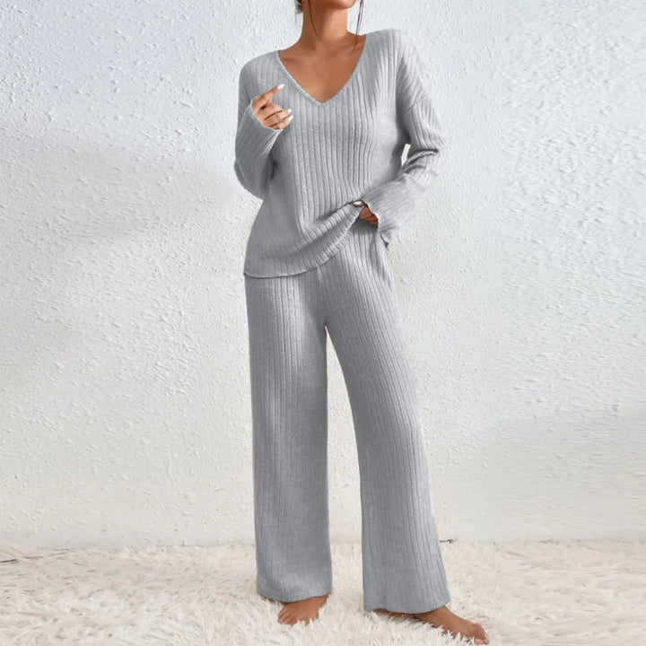 VIVIENNE | Two-piece set with straight-leg pants and a V-neck top
