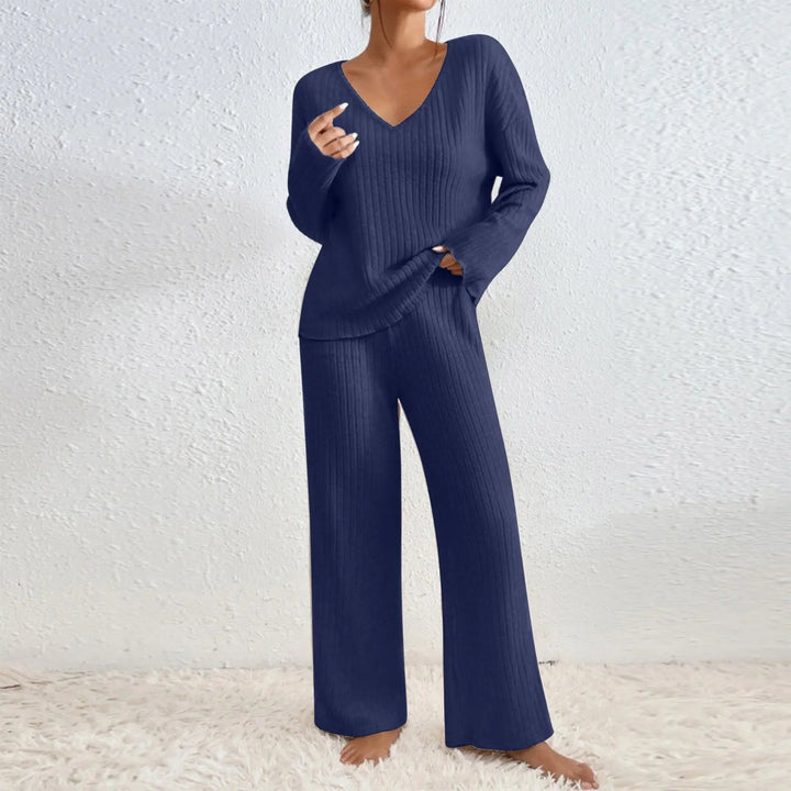 VIVIENNE | Two-piece set with straight-leg pants and a V-neck top