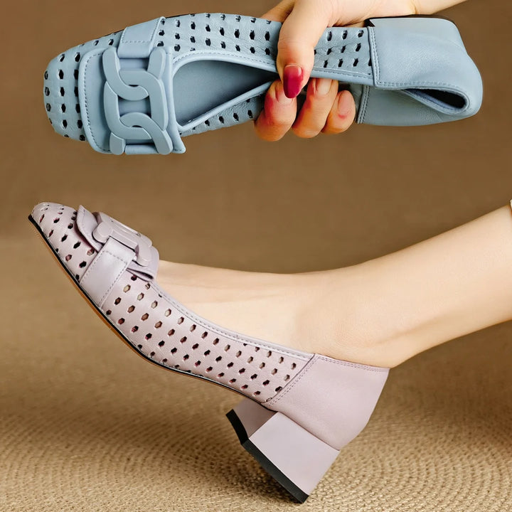 Dames zomer instapschoenen van schapenvacht met vierkante neus en metalen gesp, elegante damessandalen in OL-stijl met een middelhoge hak van 4 cm.