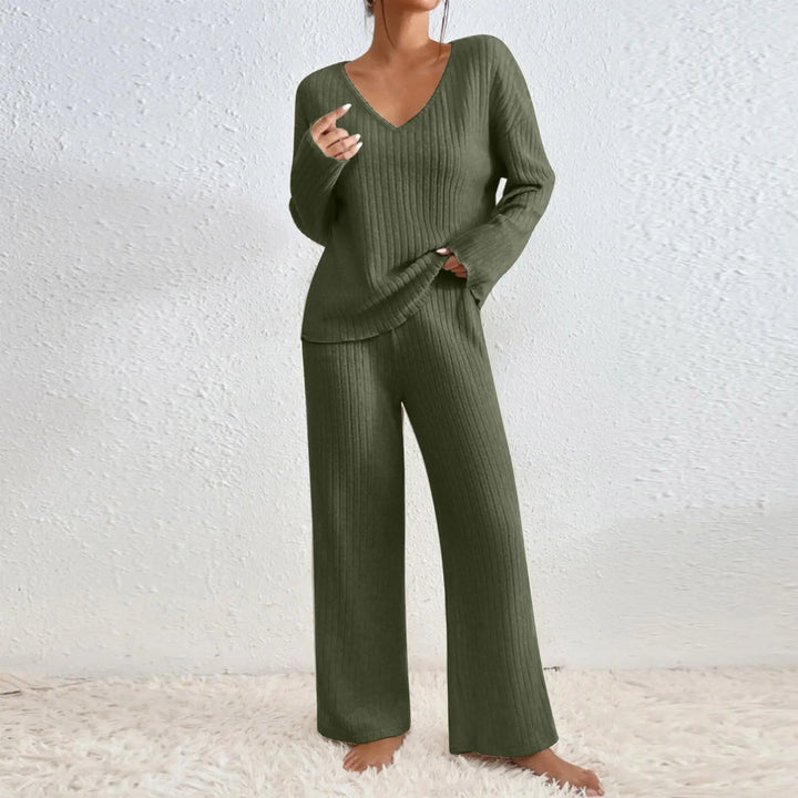 VIVIENNE | Two-piece set with straight-leg pants and a V-neck top